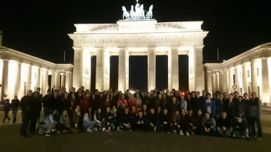 Die gesamte Reisegruppe vor dem eindrucksvollen Brandenburger Tor