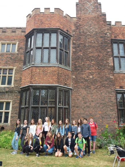 Die Fraunhofer-Schüler vor der Old Hall in Gainsborough
