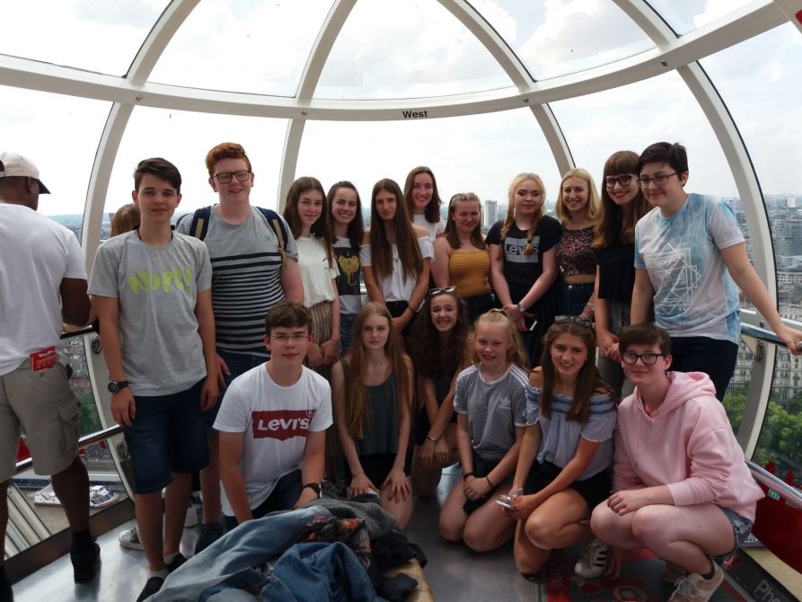 Die Jugendlichen genießen den Blick aus dem London Eye