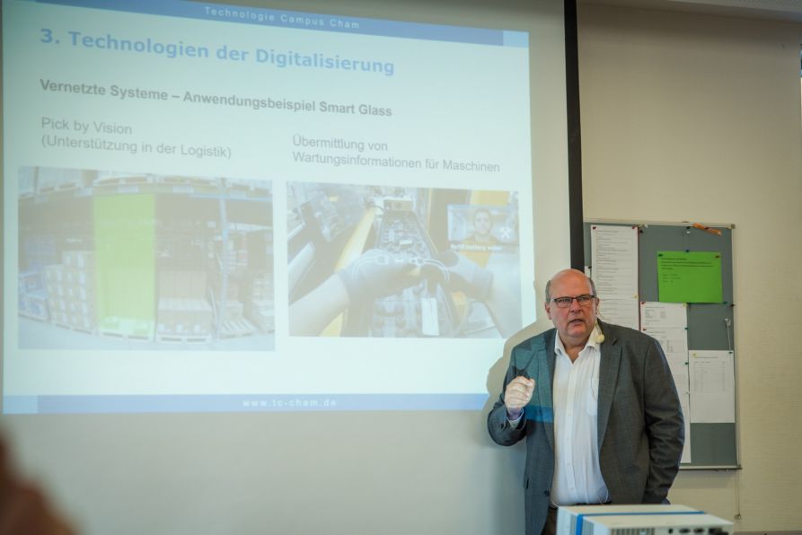 Prof. Dr.-Ing. Peter Firsching während seines Impulsreferats zum Thema Digitalisierung. Hier stellt er gerade die Verwendung von Smart Glass in Vernetzten Systemen vor.