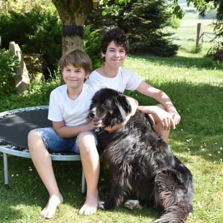 Familie Weß lebt mit ihren drei Kindern und Hund Poldi in Furth im Wald. Julian (11) besucht die gebundene Ganztagsklasse und Alexander (13) die offene Ganztagsschule des Fraunhofer-Gymnasiums.
