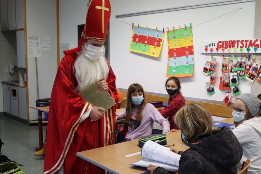 Bei manchen Schülern schaute der Nikolaus auch genauer hin und kontrollierte die Hefte.