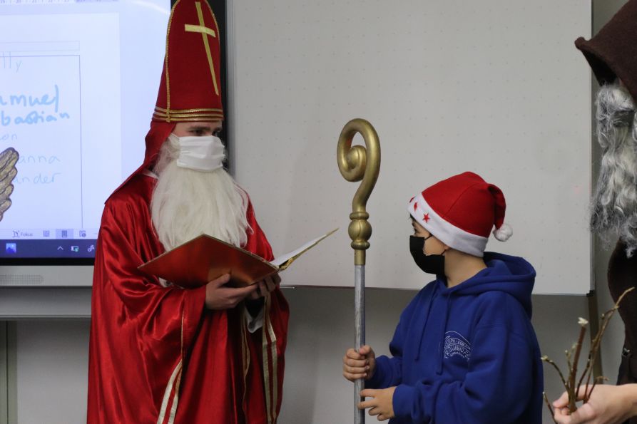 Der Nikolaus wusste zu jedem Schüler etwas zu erzählen.