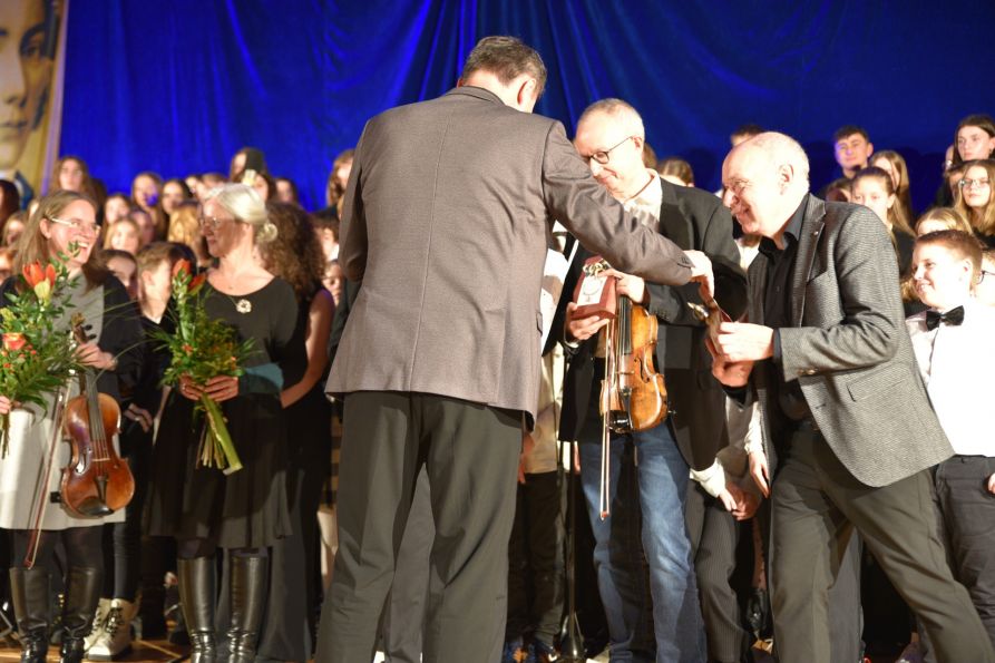 Schulleiter Uwe Mißlinger bedankte sich bei den Musikerinnen und Musikern des Fraunhofer-Gymnasiums mit Blumen und kleinen Geschenken.