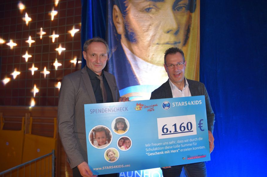 Eine großartige Spendensumme von 6.160,- Euro konnte Uwe Mißlinger an den  Stiftungsgeschäftsführer von Stars4Kids, Martin Schäfer, überreichen.