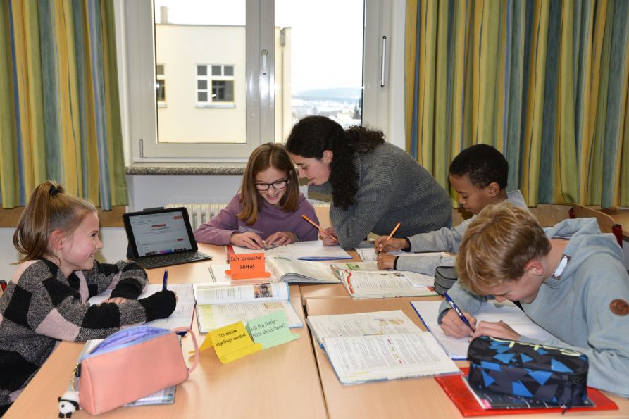 In der Ganztagsschule des Fraunhofer-Gymnasium können die Schülerinnen und Schüler in entspannter Atmosphäre gemeinsam lernen und ihre Hausaufgaben erledigen.