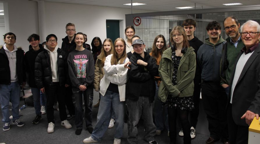 Die Schülerinnen und Schüler der 10b zusammen mit dem Leiter des Chamer Rundfunkmuseums, Michael Heller, und ihrem Lehrer Roland Kastner.