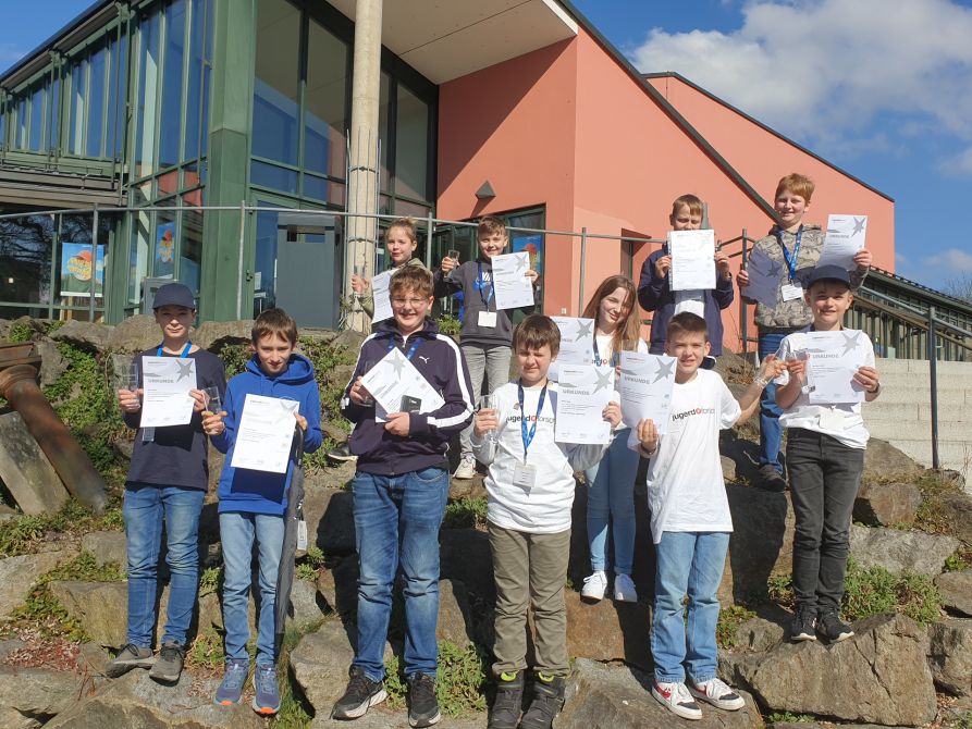 Die erfolgreichen Fraunhofer-Teilnehmer am Wettbewerb „Jugend forscht“ in Passau