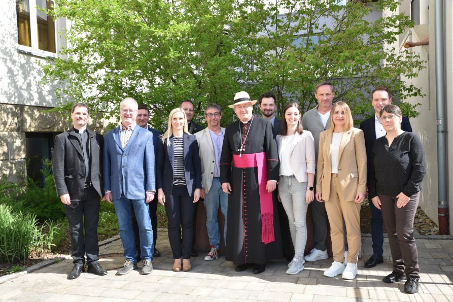 Bischof Rudolf zusammen mit dem Schulleiter, den Ehrengästen und den Kolleginnen und Kollegen der Fachschaft Religion