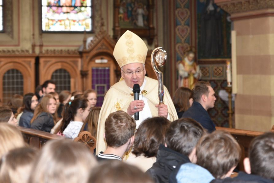 Der Bischof suchte mehrmals das direkte Gespräch mit den Schülerinnen und Schülern.
