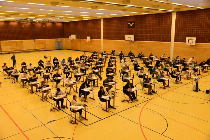 84 Schülerinnen und Schüler des Fraunhofer-Gymnasiums absolvierten am Donnerstag ihre Abiturprüfung im Fach Deutsch.
