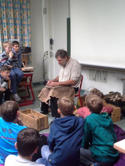 Mit Zunderschwamm und Feuerstein wird Feuer gemacht.