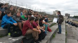 Zum Besuch des Dokumentationszentrums gehört auch ein Rundgang über das weitläufige Gelände.