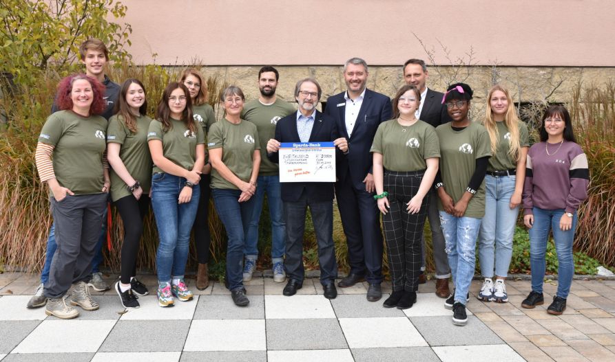 Freuen sich über die Spende der Sparda-Bank-Filiale Cham: die Schülerinnen und Schüler des Greenteams, die Lehrer/innen OStRin Eva Schwarzfischer (l.), StRin Christine Seefried (5. v. l.), OStRin Dr. Stefanie Dragon (6. v. l.) und StR Michael Holz (7. v. l.) sowie Fördervereinsvorsitzender StD a. D. Christian Nowotny (8.v. l.), Bankfilialleiter Manfred Decker (9. v. l)  und Schulleiter StD Uwe Mißlinger (11. v. l.)