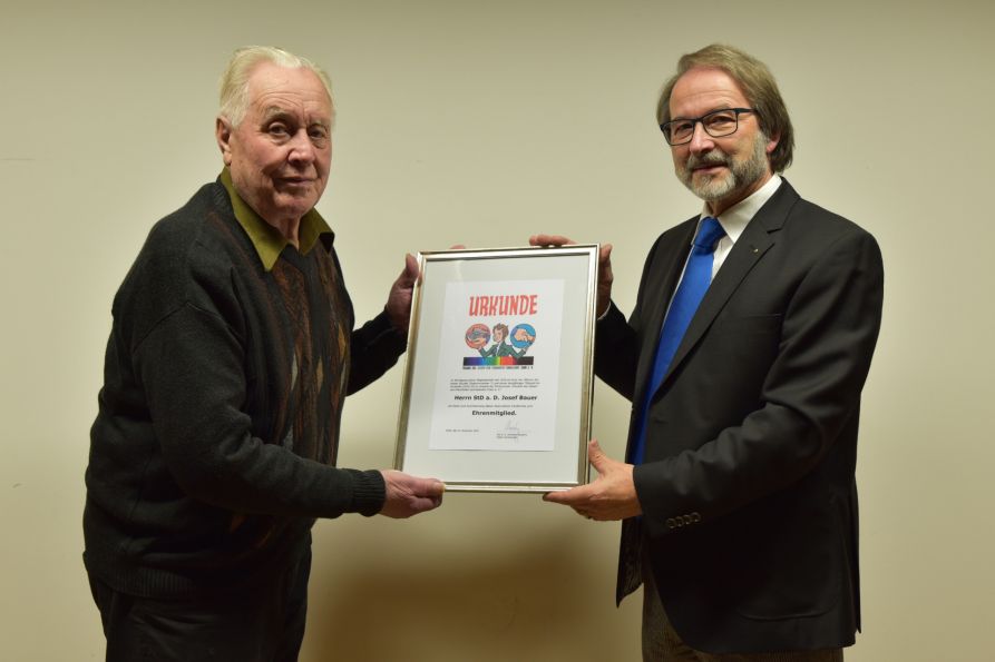 Eine Urkunde für das neue Ehrenmitglied StD a. D. Josef Bauer (l.)