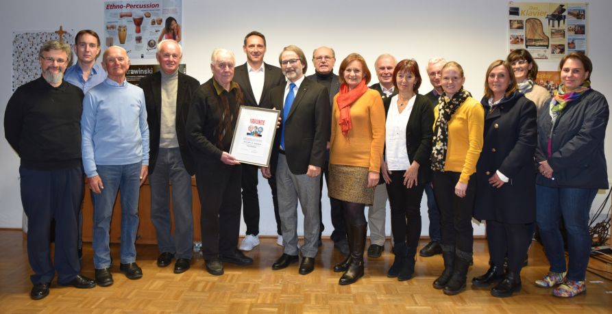 Die neue Vorstandschaft 2019/21 des Fördervereins „Freunde des Joseph-von-Fraunhofer-Gymnasiums Cham e. V.“ zusammen mit Ehrenmitglied Josef Bauer (5. v.. l.) nach der Mitgliederversammlung am 21. November 2019 (v. l.): Peter Borowitz, Bernhard Bauer, August Fischer, Max Strasser, Uwe Mißlinger, Christian Nowotny, Josef Berthold, Barbara Berthold, Reinhard Hößl, Dr. Beate Hrabetz, Dr. Karlheinz Plecher, Martina Bucher, Karin Schuh, Birgit Schmaderer-Vilsmeier, Ulrike Zitzlsperger (nicht im Bild Josef Vogl und Dr. Alois Eiber)