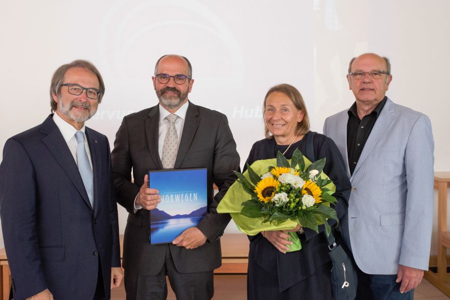 OStD Dr. Balk und Gattin Ingrid mit erstem Vorsitzenden StD a. D. Christian Nowotny (l.) und stellvertretendem Vorsitzenden Josef Berthold (r.)