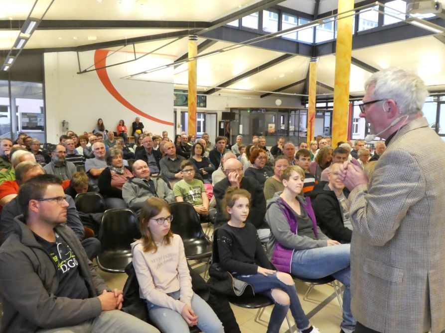 Prof. Burkert beantwortet die Fragen des interessierten Publikums.