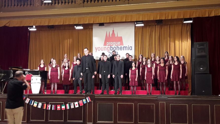 Der Fraunhofer-Kammerchor mit Chorleiter OStR Andreas Ernst auf der Bühne in Prag