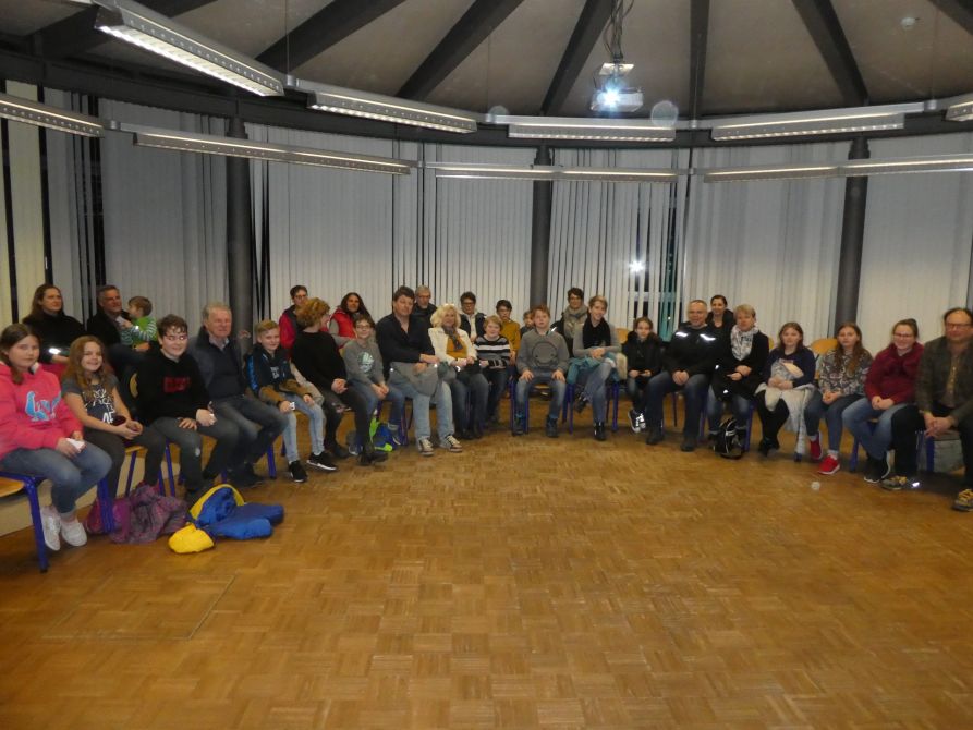 Eine stattliche Anzahl von Besuchern bei der Einführung in den Sterneabend im Musikpavillon