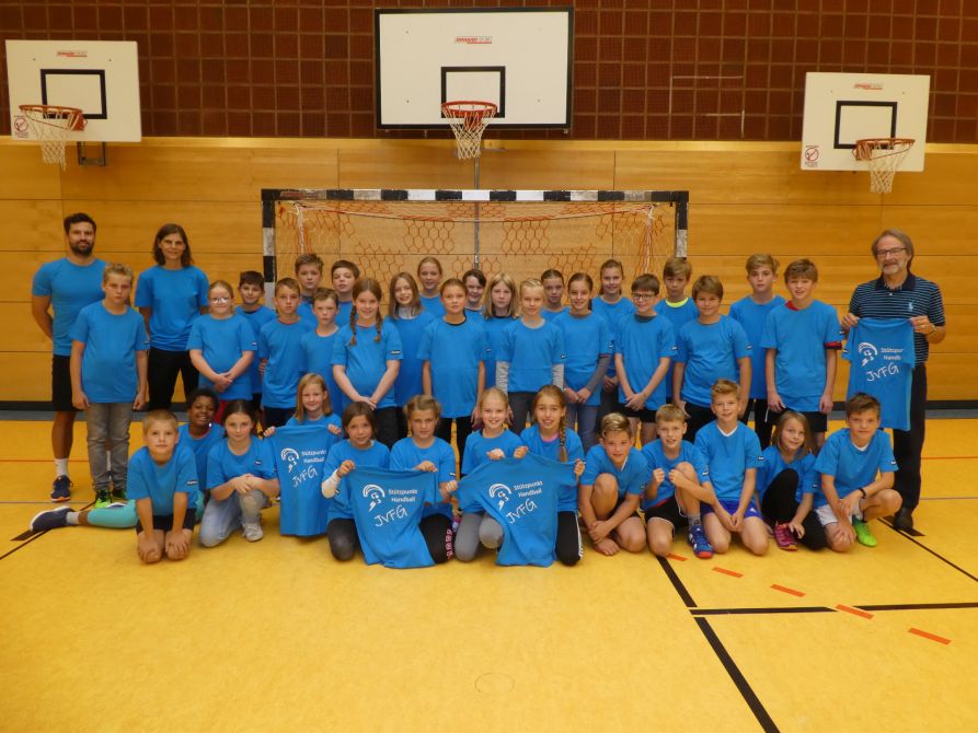 Freude über die neuen Mannschafts-T-Shirts bei den Schülerinnen und Schülern des neuen Stützpunktes Handball, ihren Lehrern  StRin Susanne Weber und StR Michael Holz (l.) sowie Fördervereinsvorsitzendem StD a. D. Christian Nowotny (r.)