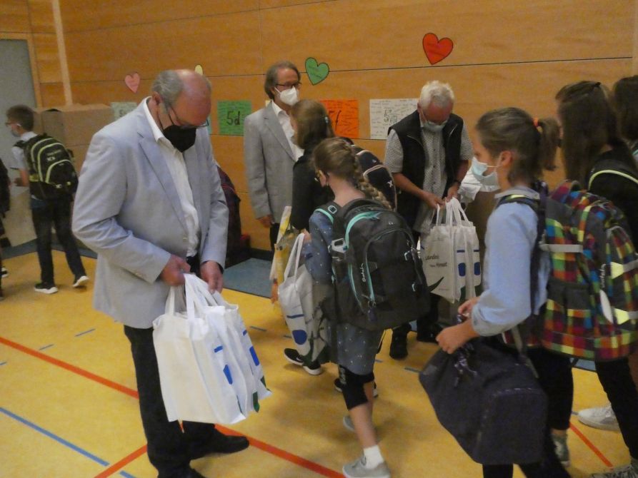 Die neue Mappe wird in den Landkreis-Taschen an die Schüler/innen überreicht.