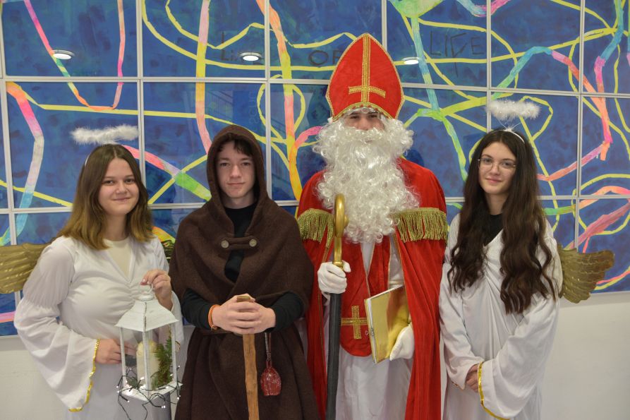 St. Nikolaus in seinem neuen Gewand, flankiert von Knecht Rupprecht und den beiden Engeln