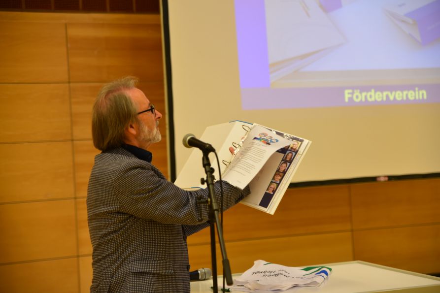 ..., die exklusive Mappe "Meine Zeit am Fraunhofer-Gymnasium", vor.