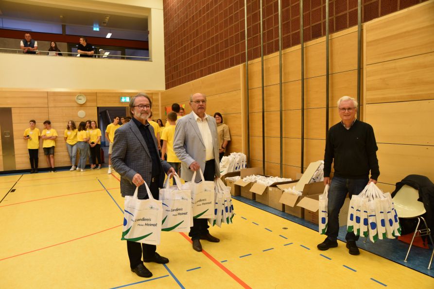 Erster Vorsitzender Christian Nowotny, Vizevorsitzender Josef Berthold und Kassier Dr. Karlheinz Plecher (v. l.) warten auf die Fünftklässler.