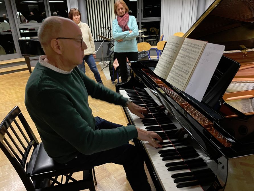 Hubert Bauer am neuen Flügel im Musikpavillon ...