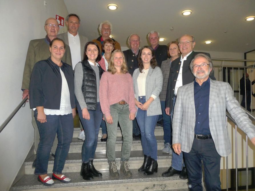 Die neue Vorstandschaft 2022/24 des Fördervereins "Freunde des Joseph-von-Fraunhofer-Gymnasiums Cham e. V." nach der Mitgliederversammlung mit Neuwahlen am 22.9.2022: (untere Reihe, v. r. n. l.) 1. Vorsitzender Christian Nowotny, 2. Vorsitzender Josef Berthold +, Julia Poiger, Martina Bucher, Anna Hofstetter, Ulrike Zitzlsperger; (mittlere Reihe, v. r. n. l.) Barbara Berthold, Dr. Beate Hrabetz, Peter Zenk; (hintere Reihe, v. r. n. l.) Dr. Karlheinz Plecher, Reinhard Hößl, Josef Vogl, Uwe Mißlinger (nicht im Bild: Sigrid Schiedermeier, Birgit Schmaderer-Vilsmeier, Karin Schuh, Max Strasser)