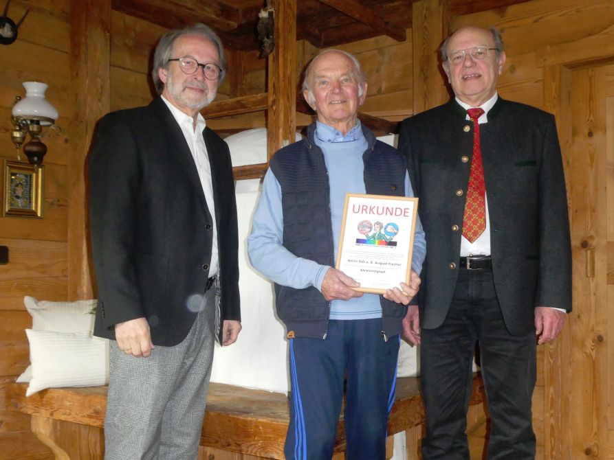 StD a. D. August Fischer freut sich mit den beiden Vereinsvorsitzenden über seine Ehrenmitgliedschaft.