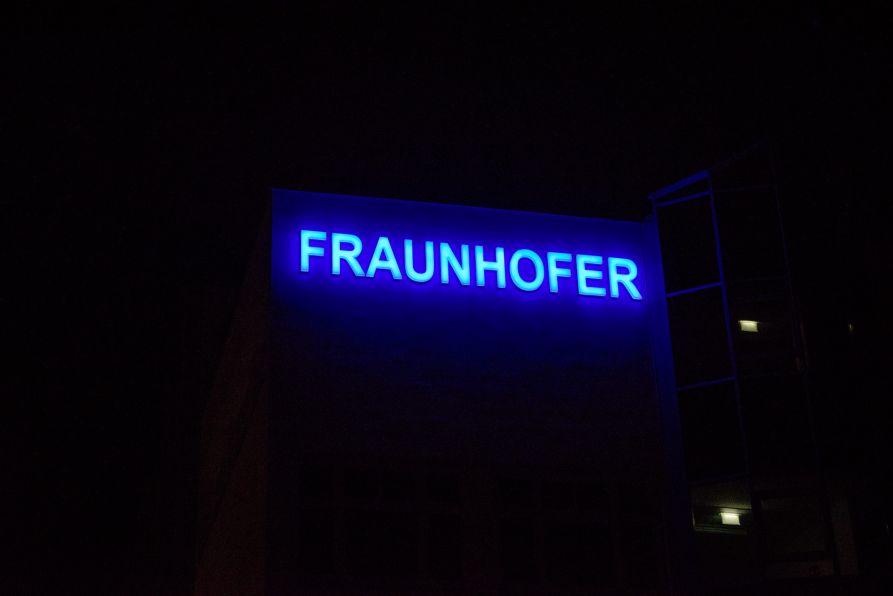 Die LED-Beleuchtung des FRAUNHOFER-Schriftzuges zum ersten Mal in Aktion.