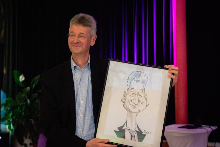 Auch Kultusminister Prof. Dr. Piazolo erhielt wie alle Festredner eine Karikatur von Daniel Stieglitz.