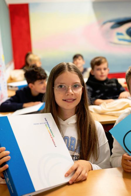 ... an die Fünftklässler vor. Die Mädchen und Buben freuen sich sehr ...