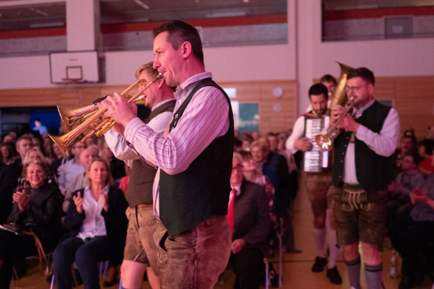 Einmarsch von Fünf auf Kraut mit "Mein Heimatland"