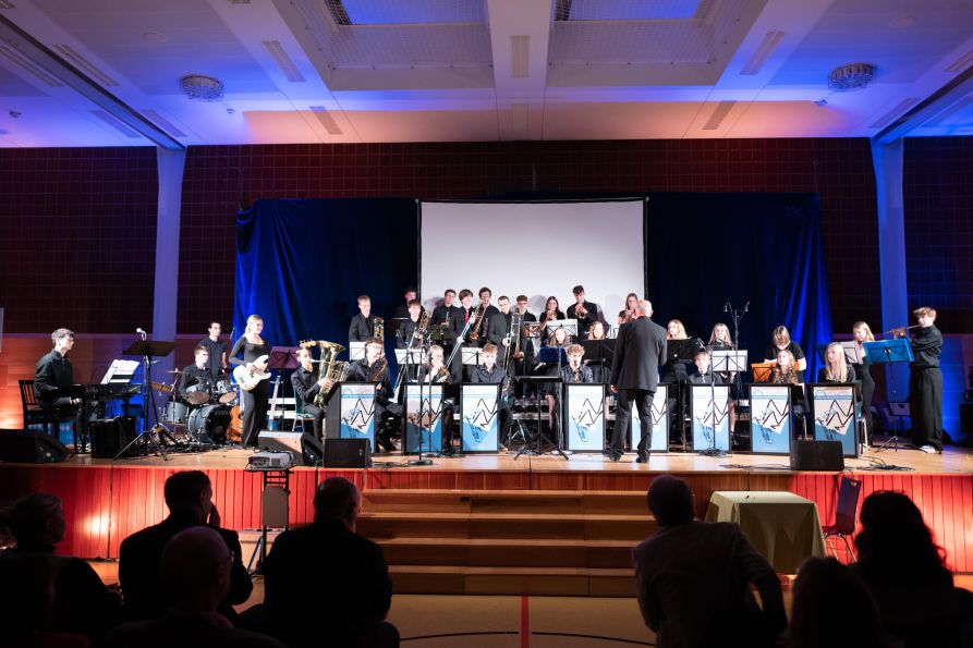 Die 35-köpfige Fraunhofer-Jazzband unter Leitung von Hubert Bauer