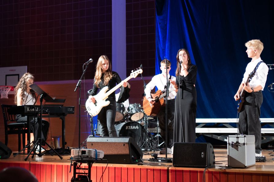 Die Schulband THIS IS US mit Sängerin Marie Schönberger in Action