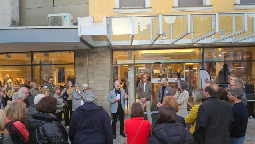 Begrüßung der Mitglieder der FRAUNHOFER-Freunde sowie Unternehmensleiter Helmut Hagner (Mitte links) und Bereichsleiter Martin Kiener (Mitte rechts) durch Ersten Vorsitzenden StD a. D. Christian Nowotny vor dem Haupteingang des Modeerlebnishauses FREY