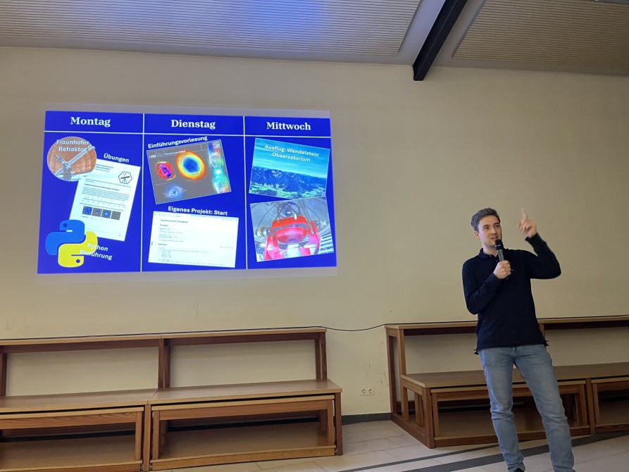 Johannes Stoiber lädt interessierte Schüler/innen an die Universitätssternwarte in München ein.