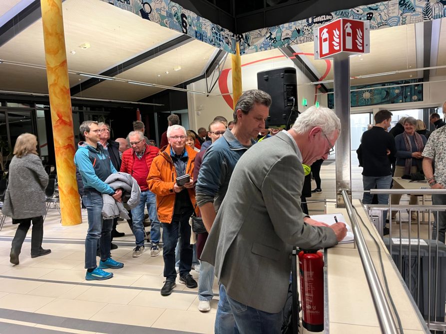 Gerne signierte Prof. Burkert die Exemplare.