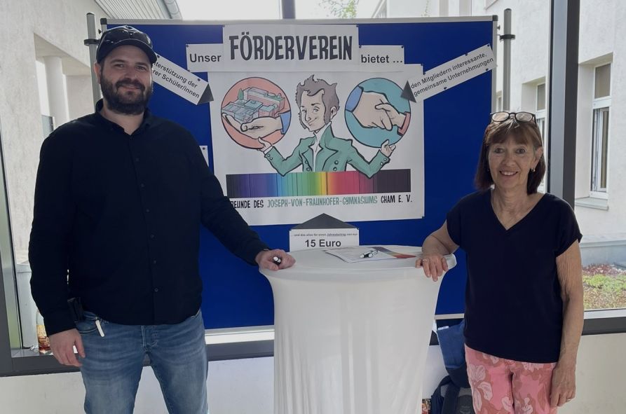 Zweite Vorsitzende Dr. Beate Hrabetz (r.) und Vorstandsmitglied Martin Brockelmann (l.) stehen für Auskünfte zu den FRAUNHOFER-Freunden bereit, ...