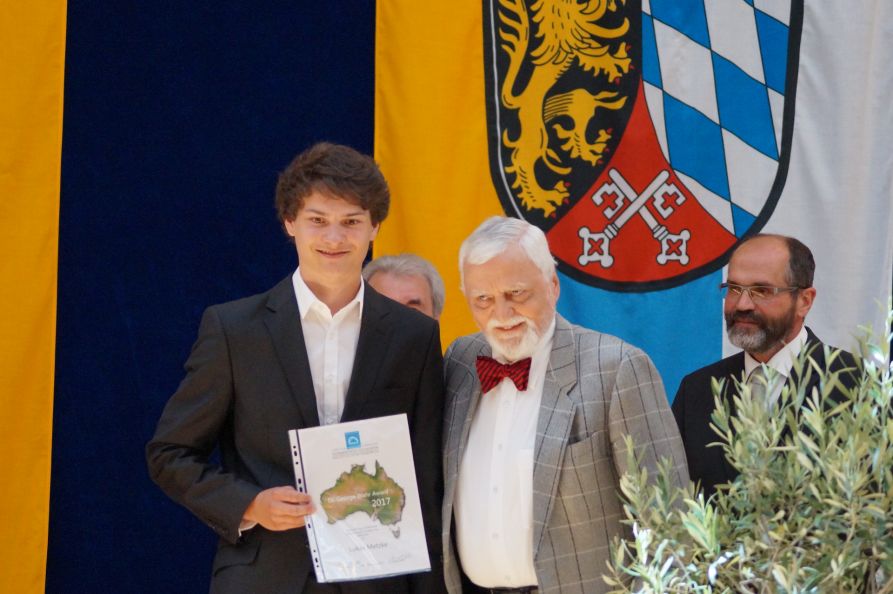 Preisübergabe bei der Abitur-Entlassfeier durch Dr. George Wahr