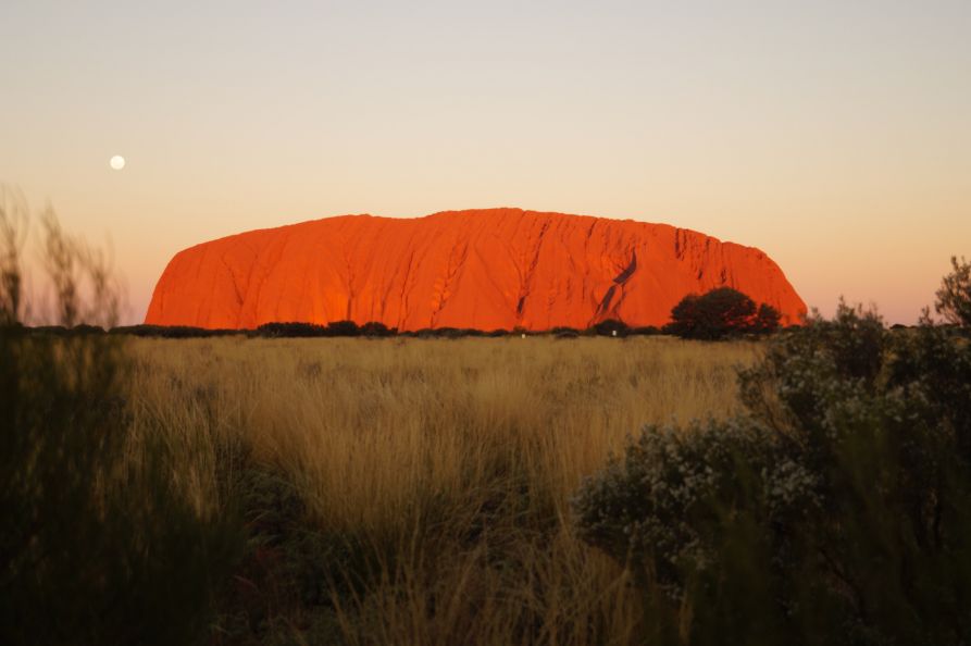 Der rotglühende Ayers Rock bei Sonnenuntergang