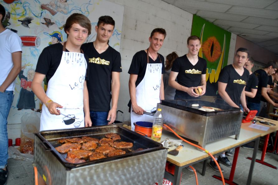 Der Grill war angeheizt, Steaks und Würstchen brutzelten für die Mitschüler.