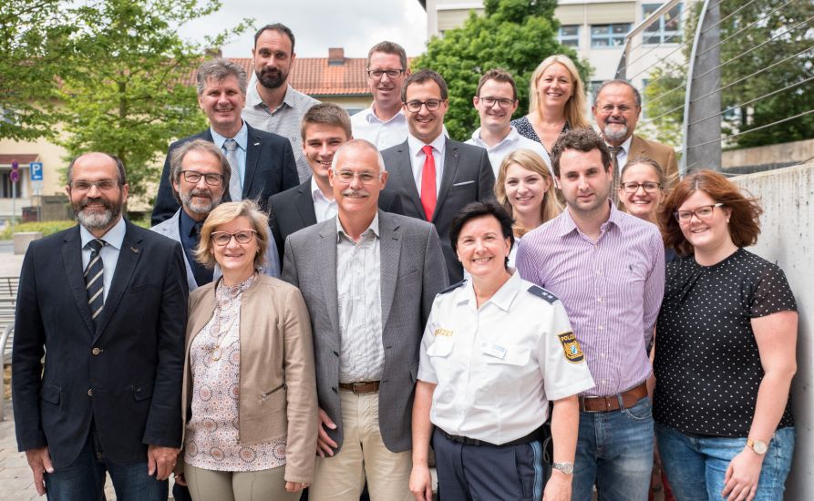 Schulleiter OStD Dr. Hubert Balk (vorne l.), Mitarbeiterin im Direktorat und Organisatorin der Veranstaltung „Bosse in die Schule“  StDin  Sigrid Schiedermeier (hinten r.) sowie Mitorganisator StD a. D. Christian Nowotny (2. Reihe, l.) mit allen Referenten:  Manuela Heizler, Hotelfachfrau, Business Coach, Heizler Gastronomie Cham (Hotel- und Restaurantmanagement, Ausbildung/Studium; 2. v. l.) Beate Schock, Polizeihauptmeisterin und Einstellungsberaterin der Bayerischen Polizei, Polizeidirektion Regensburg (Polizeidienst; 2. v. l.)   Theresa Wenzl, Sozialpädagogin/Kirchliche Jugendreferentin, Katholische Jugendstelle Cham (Soziale Arbeit; 3. v. l.) Dipl.-Ing. Michael Stops, Vertriebsleiter, AZ-Formenbau, Runding-Langwitz (Maschinenbau, Vertrieb; 2. Reihe, 2. v. l.), Thomas Hupf B.A., Vertrieb, AZ-Formenbau, Runding-Langwitz (2. Reihe, 3. v. l.) Andreas Bierlmeier, Student Dualer Studiengang Mechatronik (3. Reihe, 2. v. l.), StRefin Anna Edbauer und StRefin Andrea Schlosser, Lehramt Gymnasium, Joseph-von-Fraunhofer-Gymnasium (3. Reihe, 2. und 3. v. l.) Ernst Gruber, Ausbildungsleiter, Zollner Elektronik AG, Zandt, Fachhochschulcampus Cham (Elektronik, Mechatronik; 4. Reihe, 1. v. l.) Martin Wanninger, Bereichsdirektor, Sparkasse im Landkreis Cham (Bankenwesen; 4. Reihe, 2. v. l.), Dr. Martin Hauser, Assistenzarzt, Praxis Dres. Hartmut Holzinger, Johanna Etti, Cham (Medizin; 4. Reihe, 3. v. l.) Bernhard Ring, Landgerichtspräsident a. D., Cham (Rechtswissenschaften, 4. Reihe, 4. v. l.), Georg Kerschberger, Architekt, Kerschberger Architekten GmbH, Cham (Architektur; hinten l.), Dipl.-Ing. Rüdiger Altmann, Bauunternehmen Rädlinger, Cham-Windischbergerdorf (Ingenieurswesen, Marketing; hinten 2. v. l.), Nicht im Bild: Andrea Pohmer, Apothekerin, Klosterapotheke, Cham (Pharmazie)