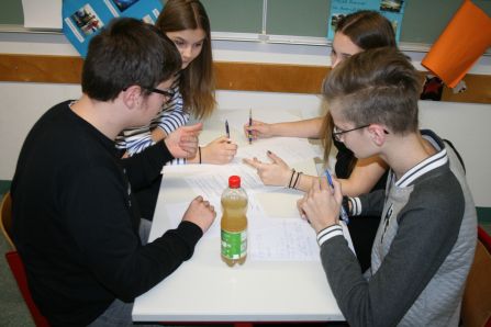 Gruppe 1 in der Vorbereitungszeit zur Debatte