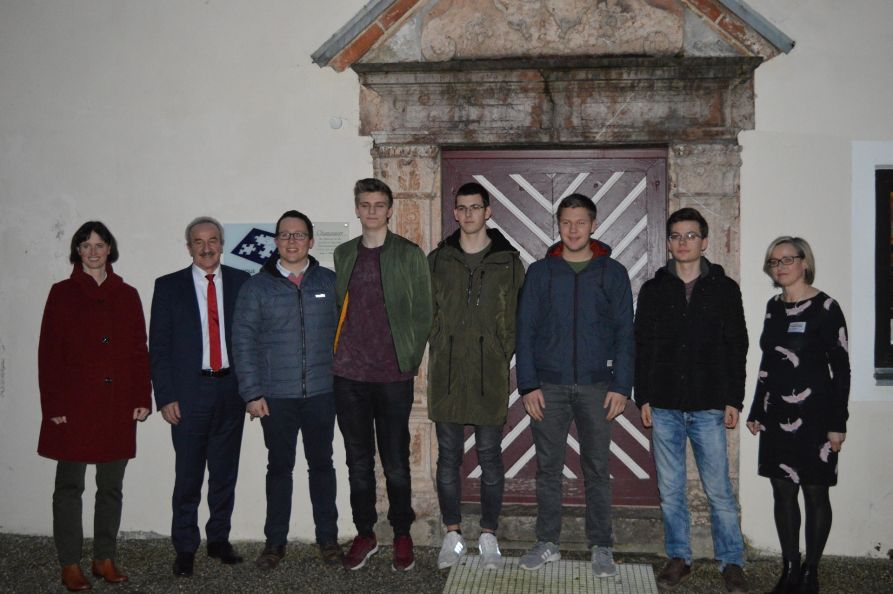 Team „Treehouse Traumbaumhaus“ mit v.l. Stephanie Lindner (Vorstand Hans-Lindner-Stiftung), OStD Franz X. Huber (Ministerialbeauftragter für die Gymnasien in der Oberpfalz), StR Ulrich Voit (Seminarleiter), Philipp Diermeier, Luis Weichmann, Aaron Hausladen, Philipp Rötzer, Liane Schweiger (Organisatorin, Hans-Lindner-Stiftung) (Foto: Hans-Lindner-Stiftung)