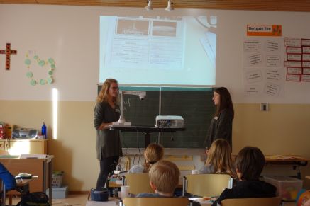 Maria und Madeleine unterhalten sich auf Französisch und die Schüler hörten fasziniert zu