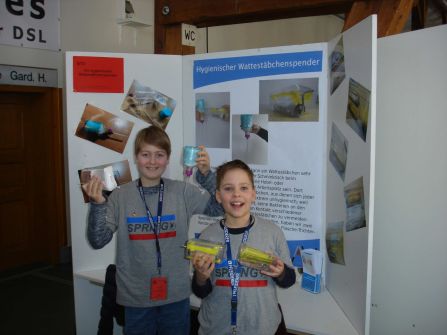 Lukas Zangl (links) und Felix Zitzlsperger (rechts) präsentieren ihren hygienischen Wattestäbchenspender